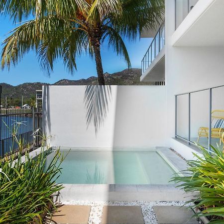 Hotel Peppers Blue On Blue Nelly Bay Zewnętrze zdjęcie A private pool at a resort in Queensland, Australia