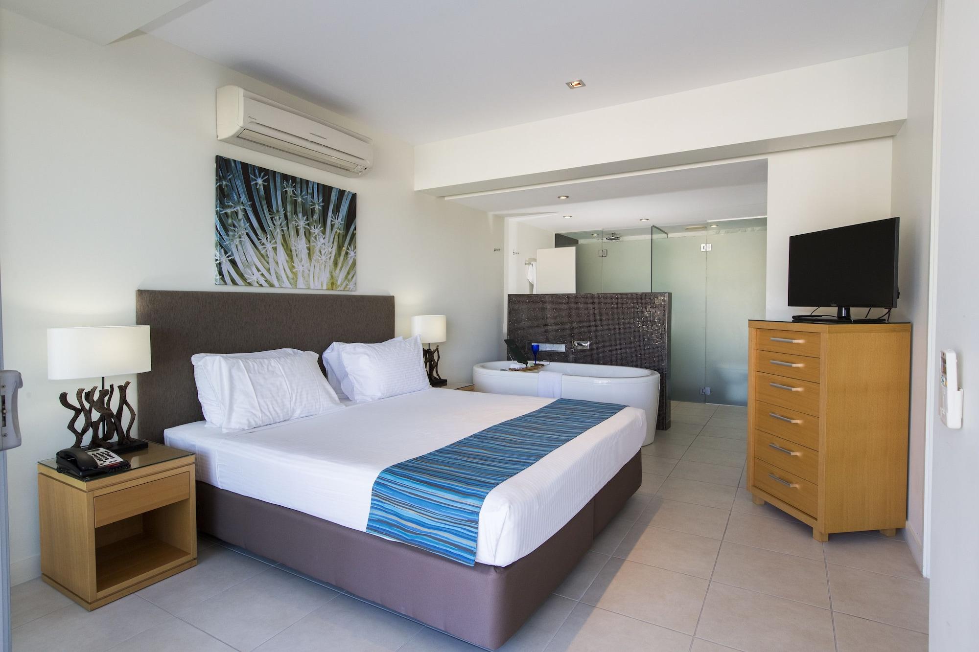 Hotel Peppers Blue On Blue Nelly Bay Zewnętrze zdjęcie A bedroom at the Mantra on Saltwater Island
