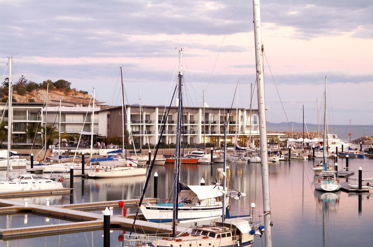 Hotel Peppers Blue On Blue Nelly Bay Zewnętrze zdjęcie The Marina at sunset