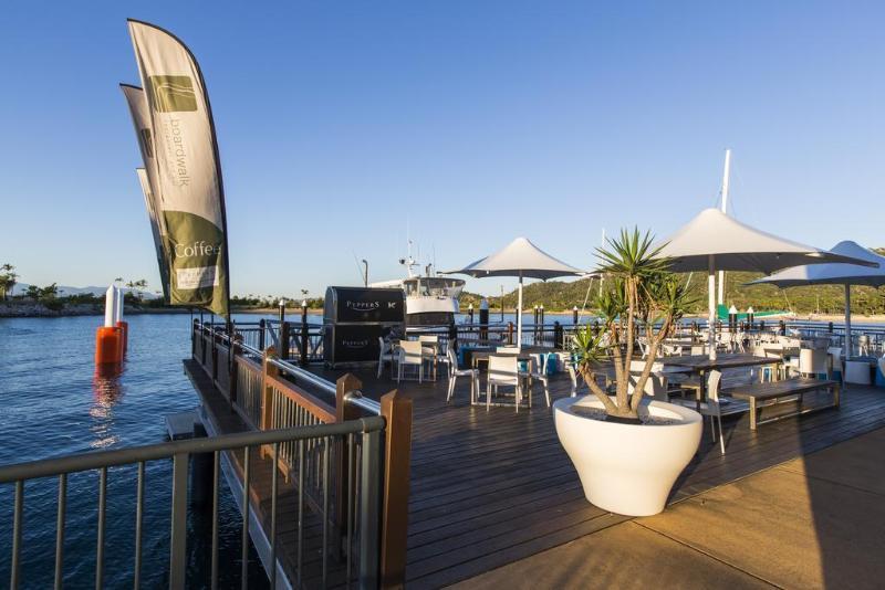 Hotel Peppers Blue On Blue Nelly Bay Zewnętrze zdjęcie The Deck at Mooloolaba Marina