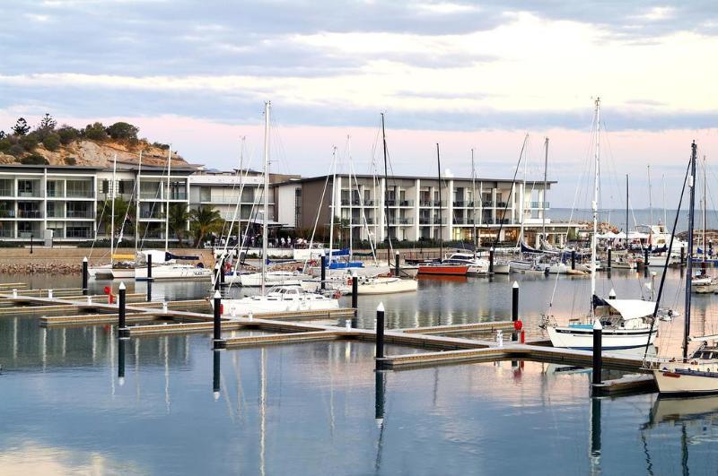 Hotel Peppers Blue On Blue Nelly Bay Zewnętrze zdjęcie The Marina at Tumby Bay
